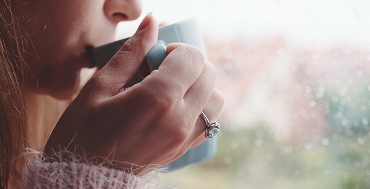 Indoor-Motiv Nahaufnahme junge Frau trinkt aus einer Teetasse